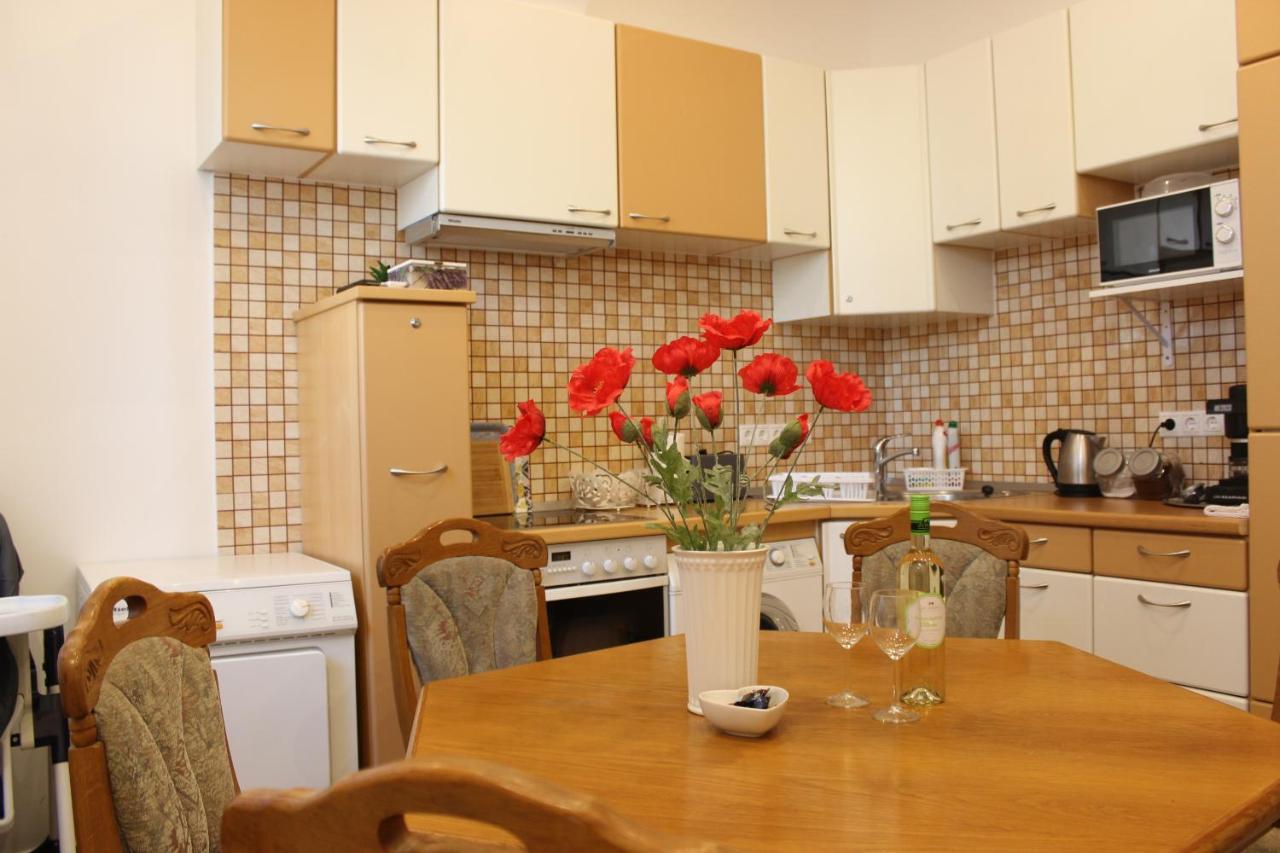 Vito Apartman Eger Exteriör bild